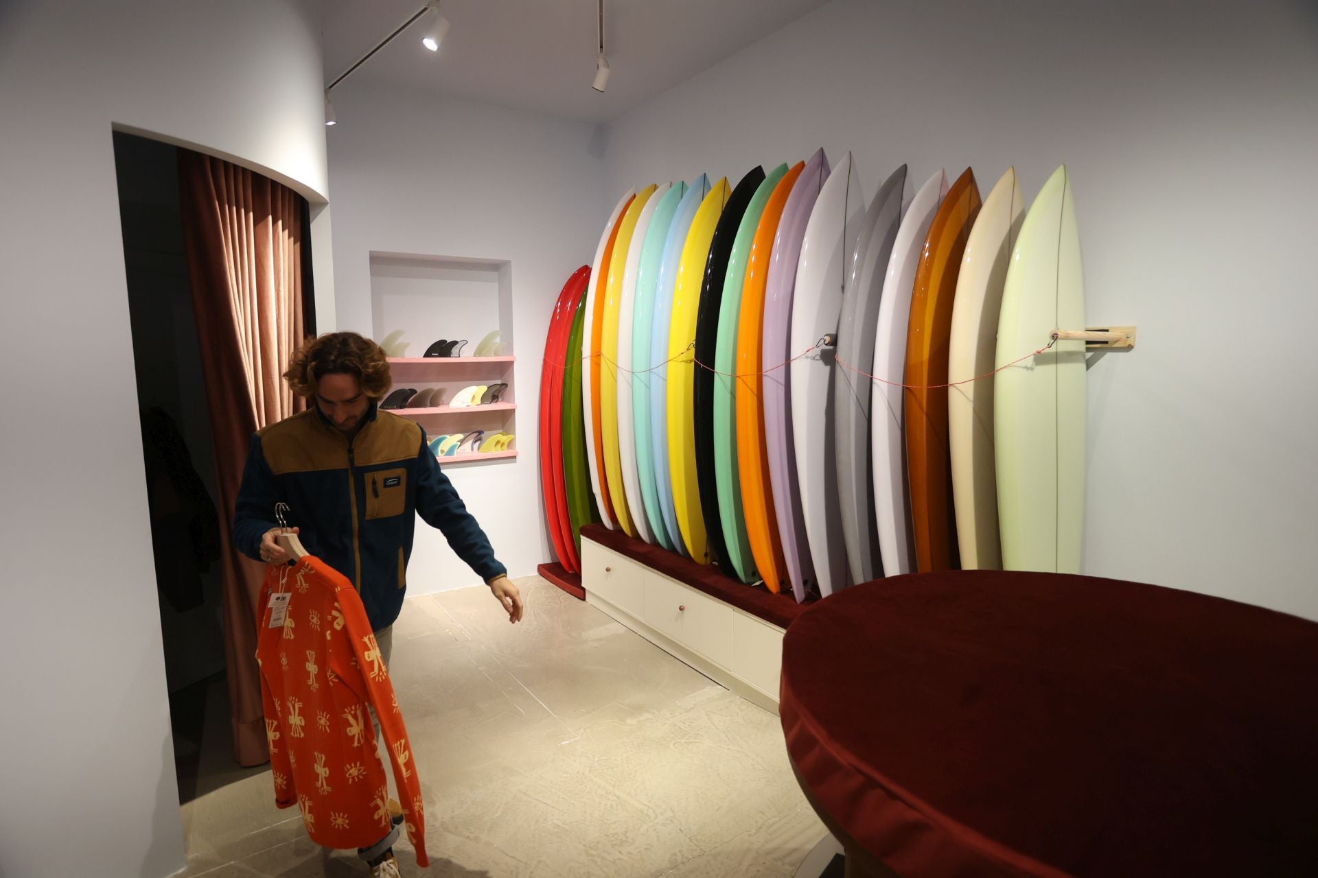 El surfista Kepa Acero abre tienda en Bilbao: mucha moda surfera y sus consejos para elegir la mejor tabla