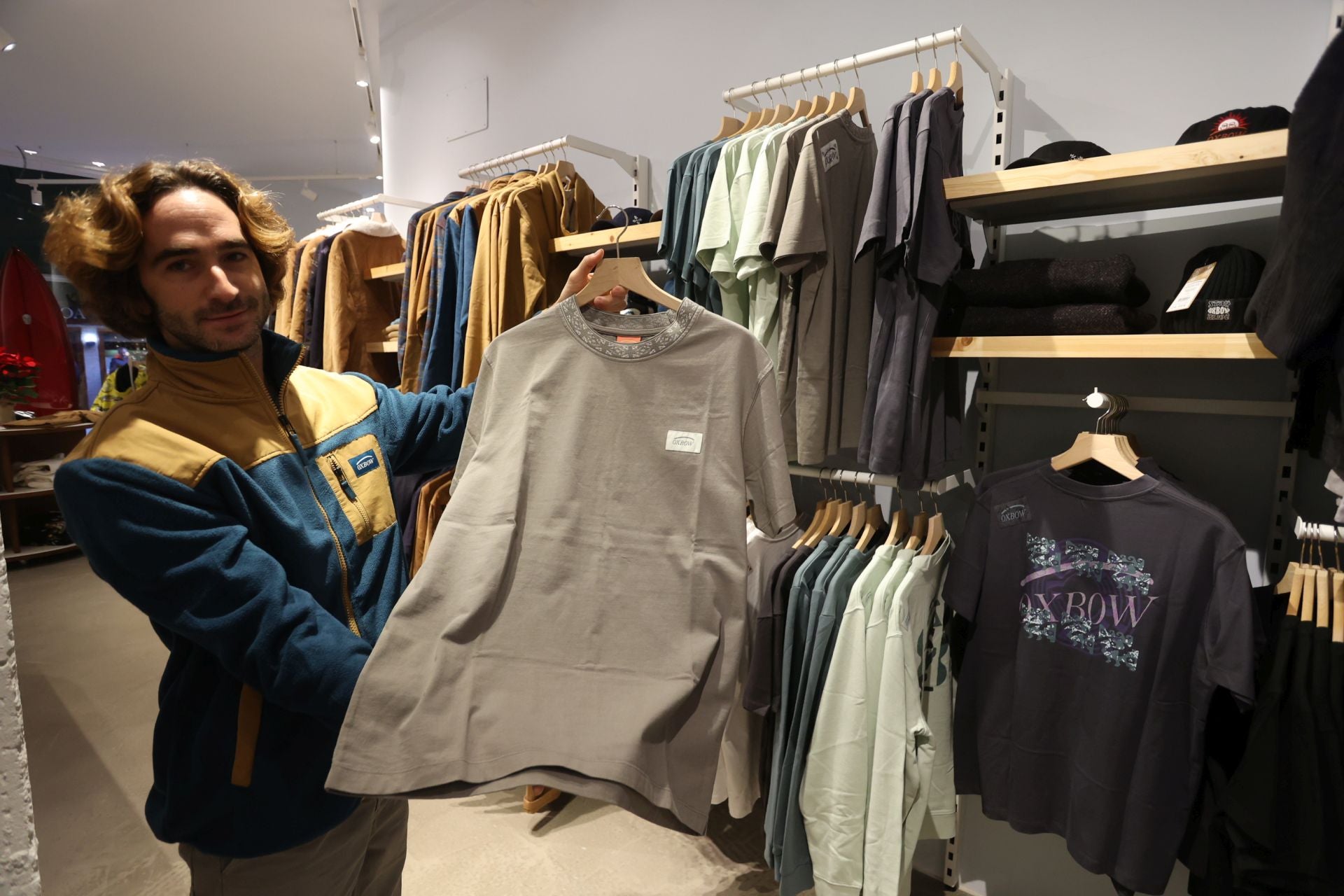 El surfista Kepa Acero abre tienda en Bilbao: mucha moda surfera y sus consejos para elegir la mejor tabla