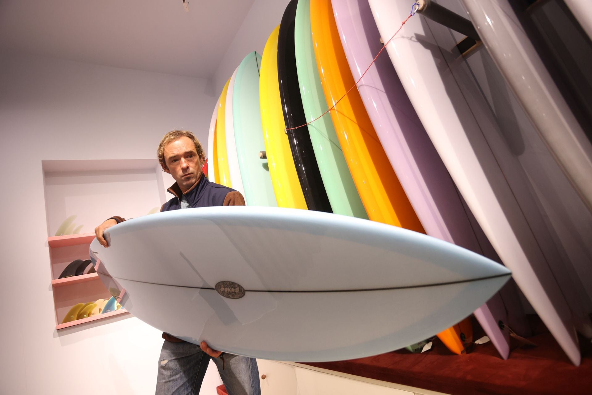 El surfista Kepa Acero abre tienda en Bilbao: mucha moda surfera y sus consejos para elegir la mejor tabla