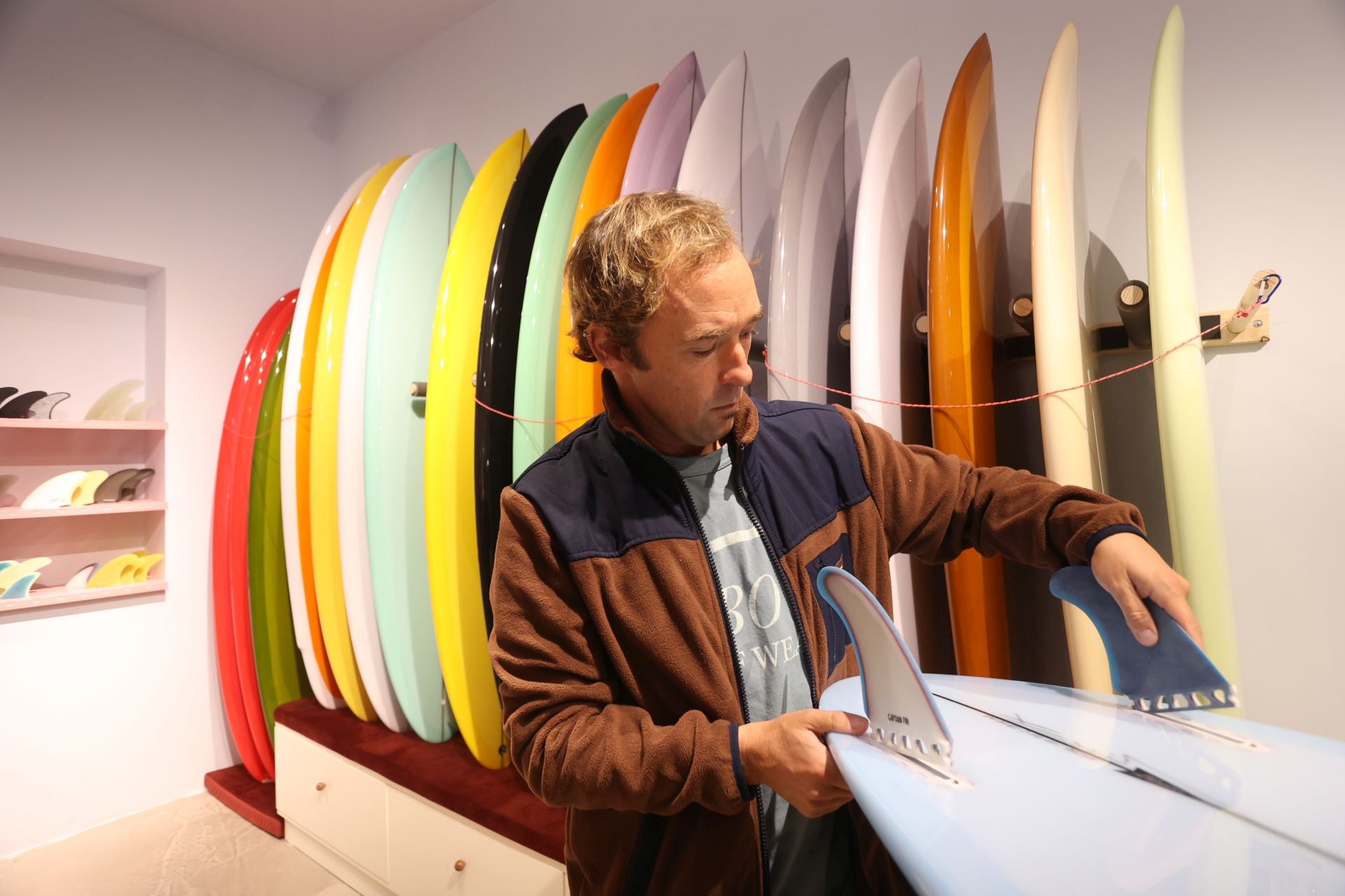 El surfista Kepa Acero abre tienda en Bilbao: mucha moda surfera y sus consejos para elegir la mejor tabla