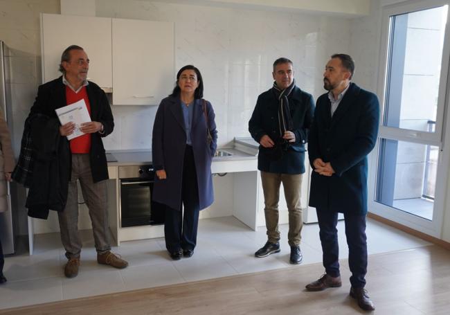 Carlos Quindós, director de Visesa, junto a la concejala de Vivienda de Bilbao, Yolanda Díez, el viceconsejero de Vivienda, Miguel de los Toyos y el consejero de Vivienda y Agenda Urbana, Denis Itxaso durante la visita a la promoción.