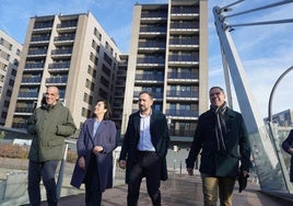 Pablo García Astrain, director de Vivienda, junto a la concejala de Vivienda de Bilbao, Yolanda Díez, el consejero de Vivienda y Agenda Urbana, Denis Itxaso y el viceconsejero de Vivienda, Miguel de los Toyos con la última promoción pública en venta de fondo.