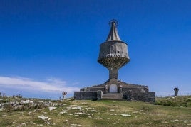 Monumento a la Virgen de La Antigua en la cima del monte Txarlazo, una de las actividades con mayor tradición en la Navidad de Orduña