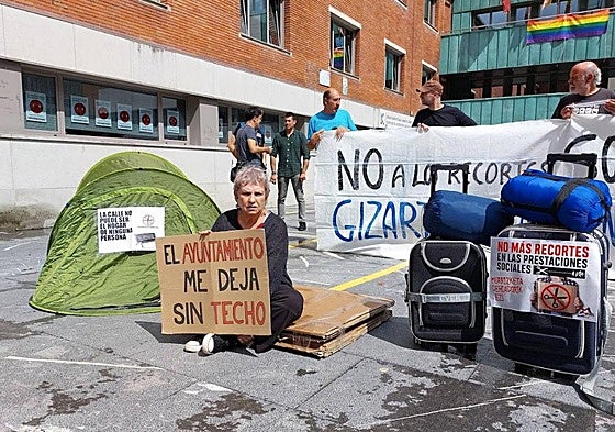 Imagen de una denuncia social por el cierre temporal de este refuerzo invernal.