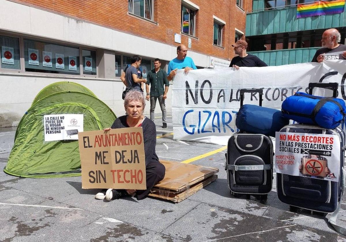 Imagen de una denuncia social por el cierre temporal de este refuerzo invernal.