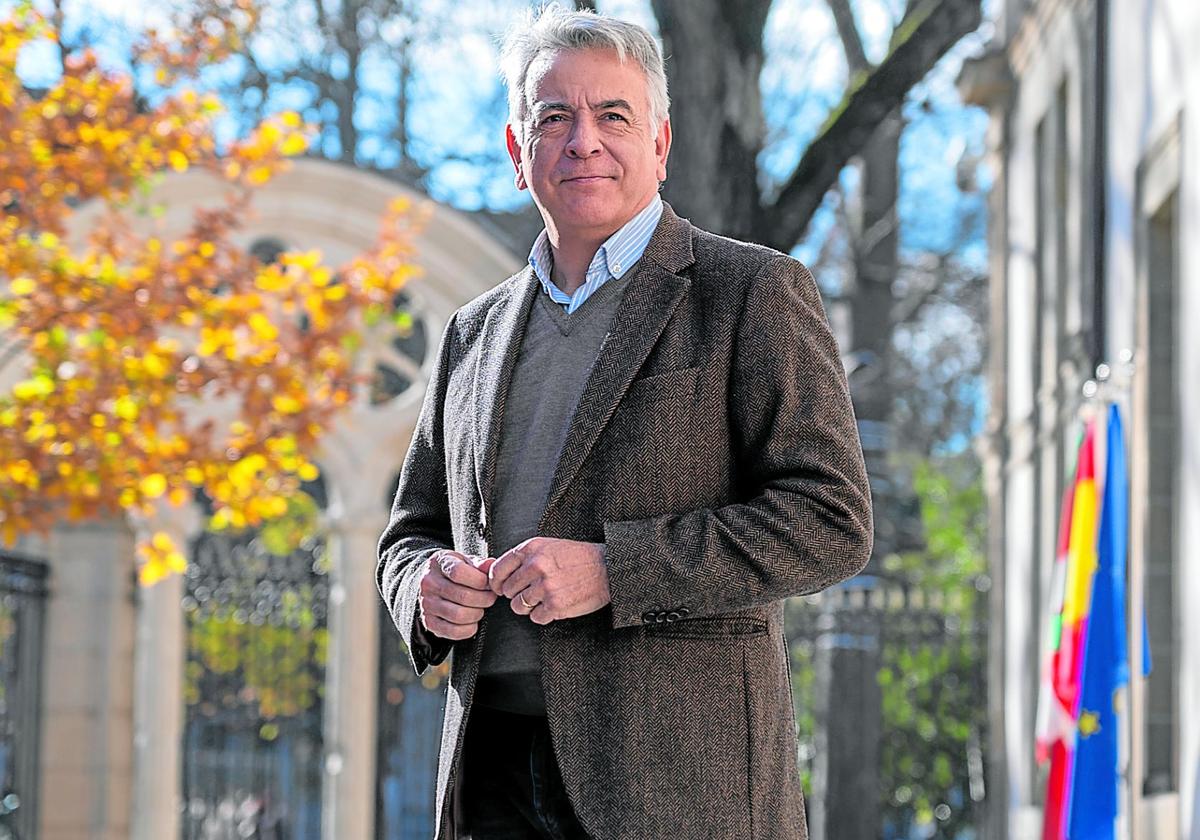 De Andrés, presidente del PP vasco desde noviembre de 2023, posa en la entrada del Parlamento vasco antes de atender la entrevista en las instalaciones de su grupo.