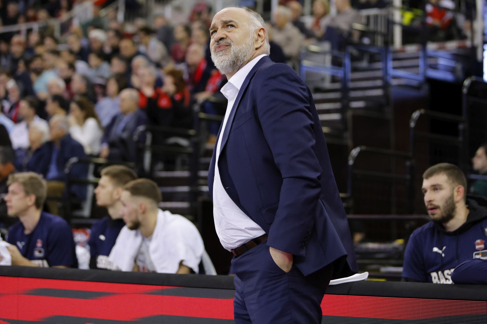 Pablo Laso gesticula durante un partido de Euroliga.