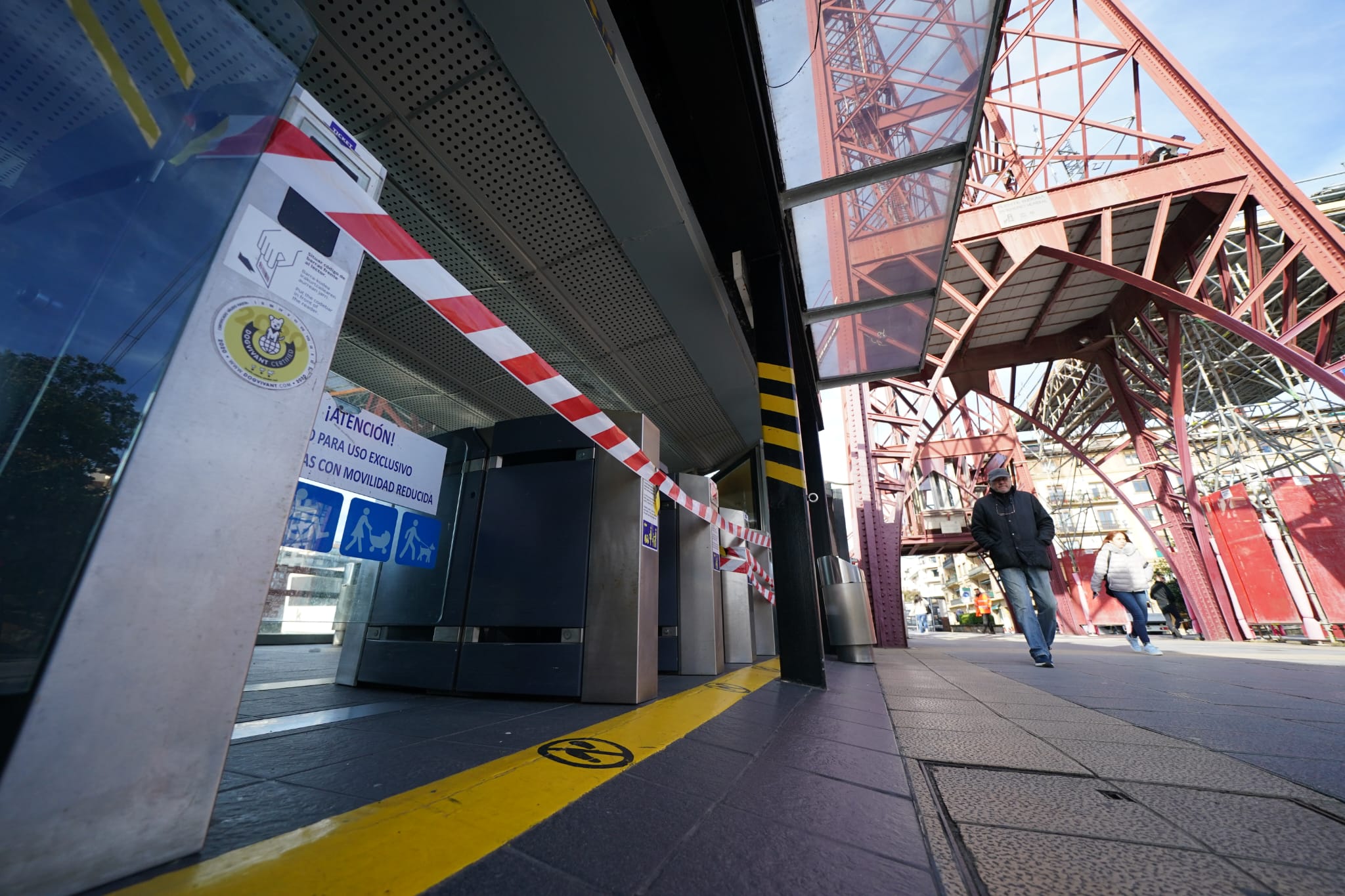 El Puente Colgante reanuda su servicio tras la avería: «Hemos tardado media hora en cruzar la ría»