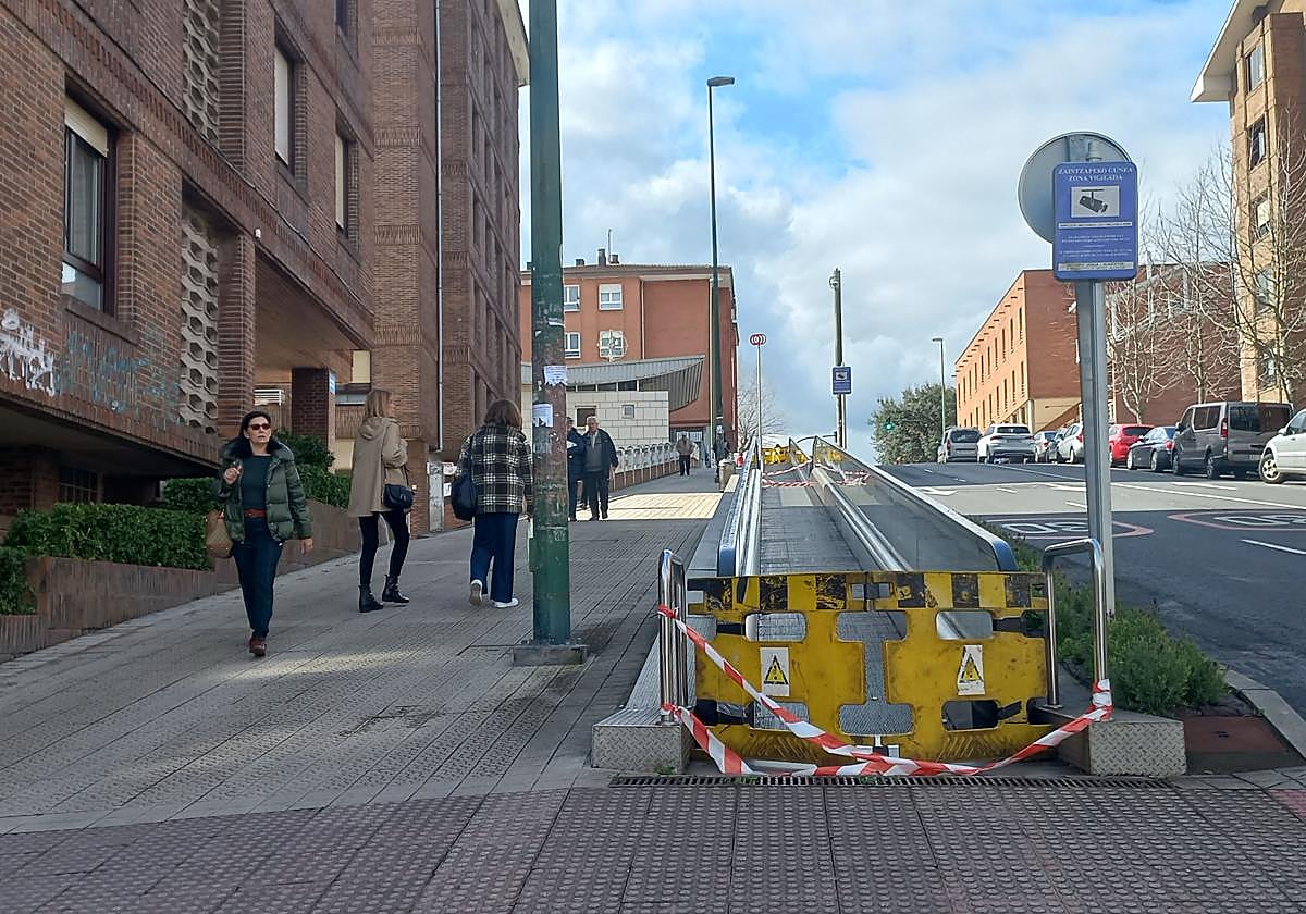Las rampas llevan más de un año averiadas lo que ha provocado reiteradas quejas de los residentes en Algorta.