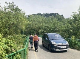 Viandantes recorren el puente de Bekea, que carece de aceras para los peatones