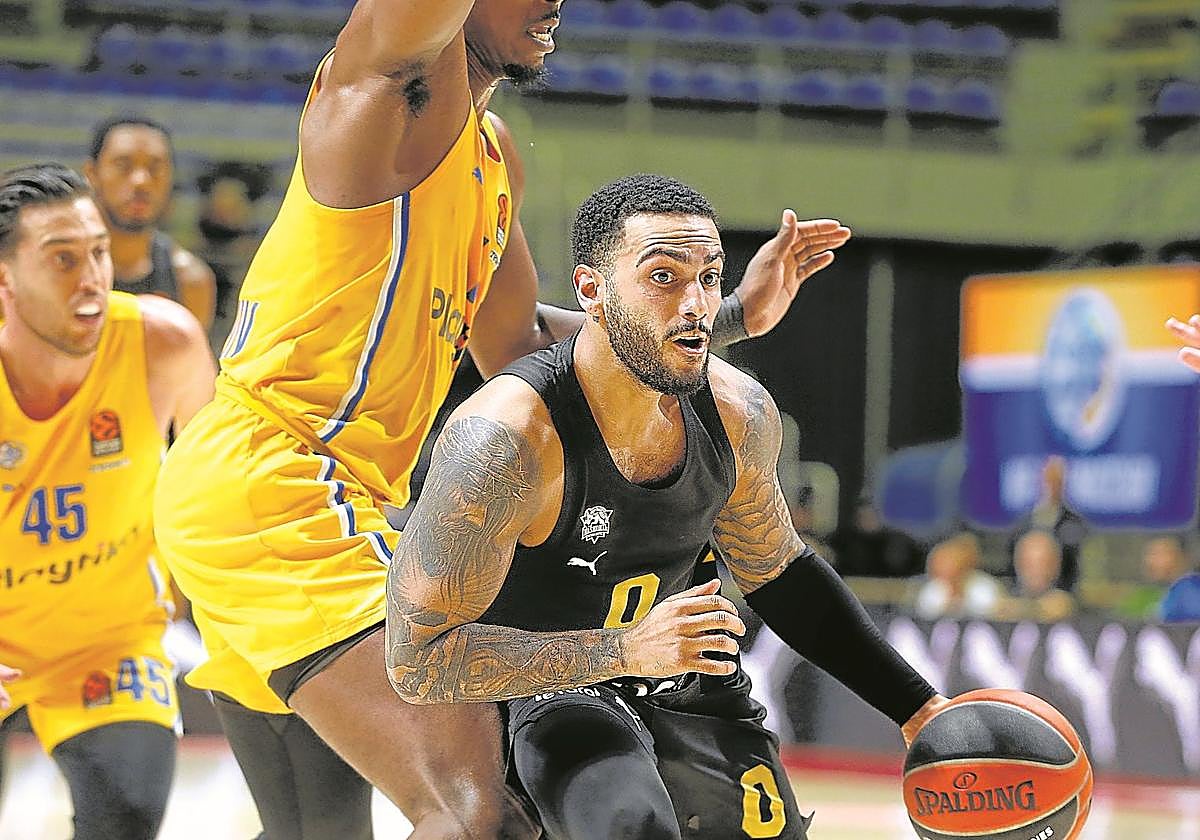 Howard, cómodo en el tiro exterior pero también en tareas defensivas, intenta una penetración a canasta.