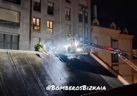 Imagen de los efectivos de los bomberos durante la extinción del incendio de madrugada.