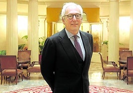 El especialista en arte posa para la entrevista en los salones del hotel Carlton.