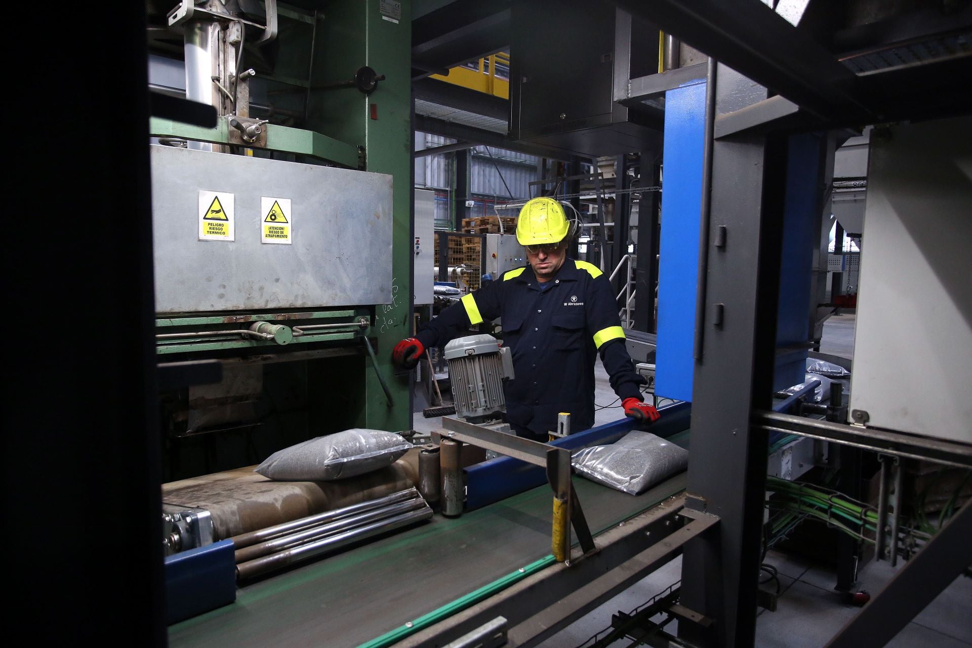 Un trabajador en una empresa industrial vasca.