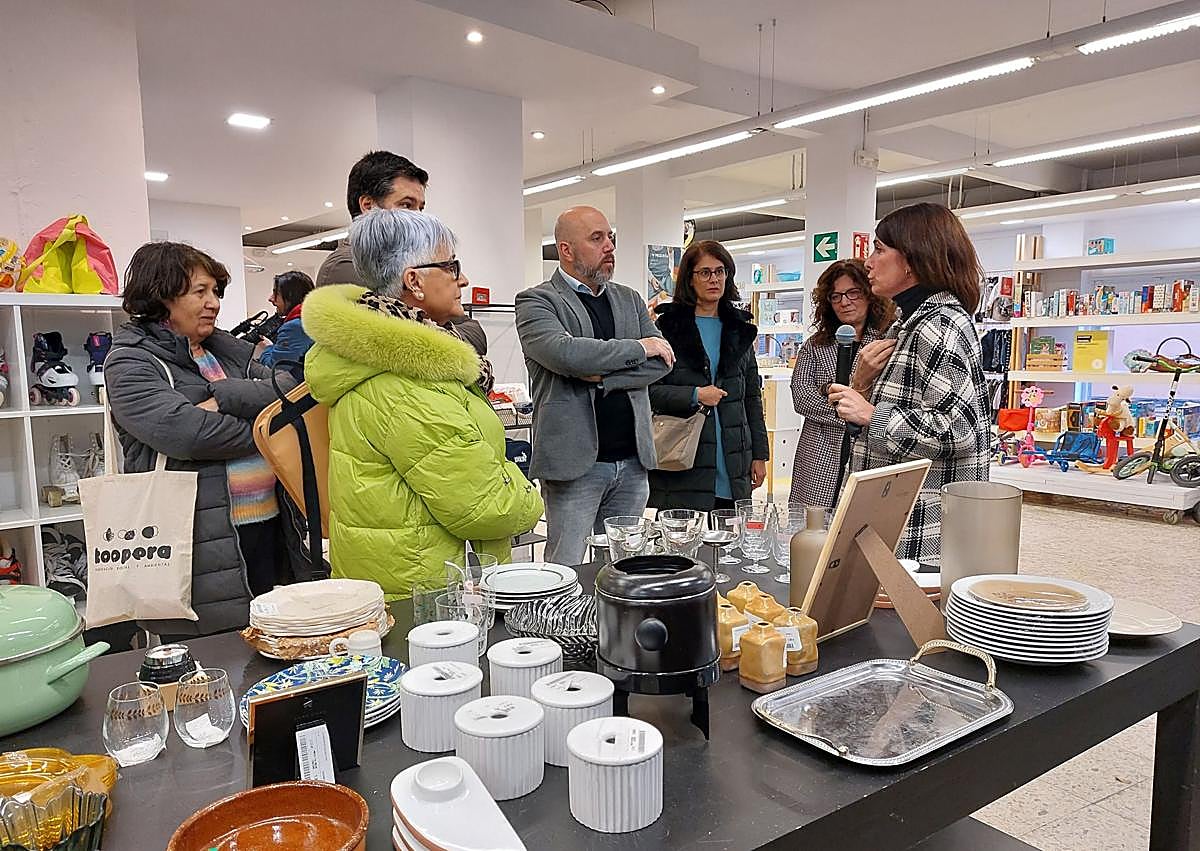 Imagen secundaria 1 - Corte de cinta con las autoridades, visita guiada por le tienda y uno de los espacios con productos para los más pequeños.
