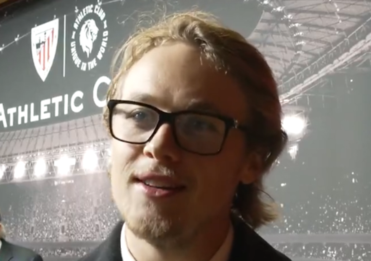 Josh Macqueen, el actor australiano que se ha enamorado de San Mamés: «Es un estadio increíble»
