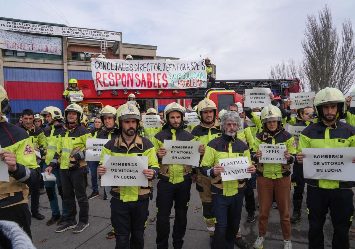 Los trabajadores del colectivo han exhibido pancartas y carteles con lemas contra el Ayuntamiento