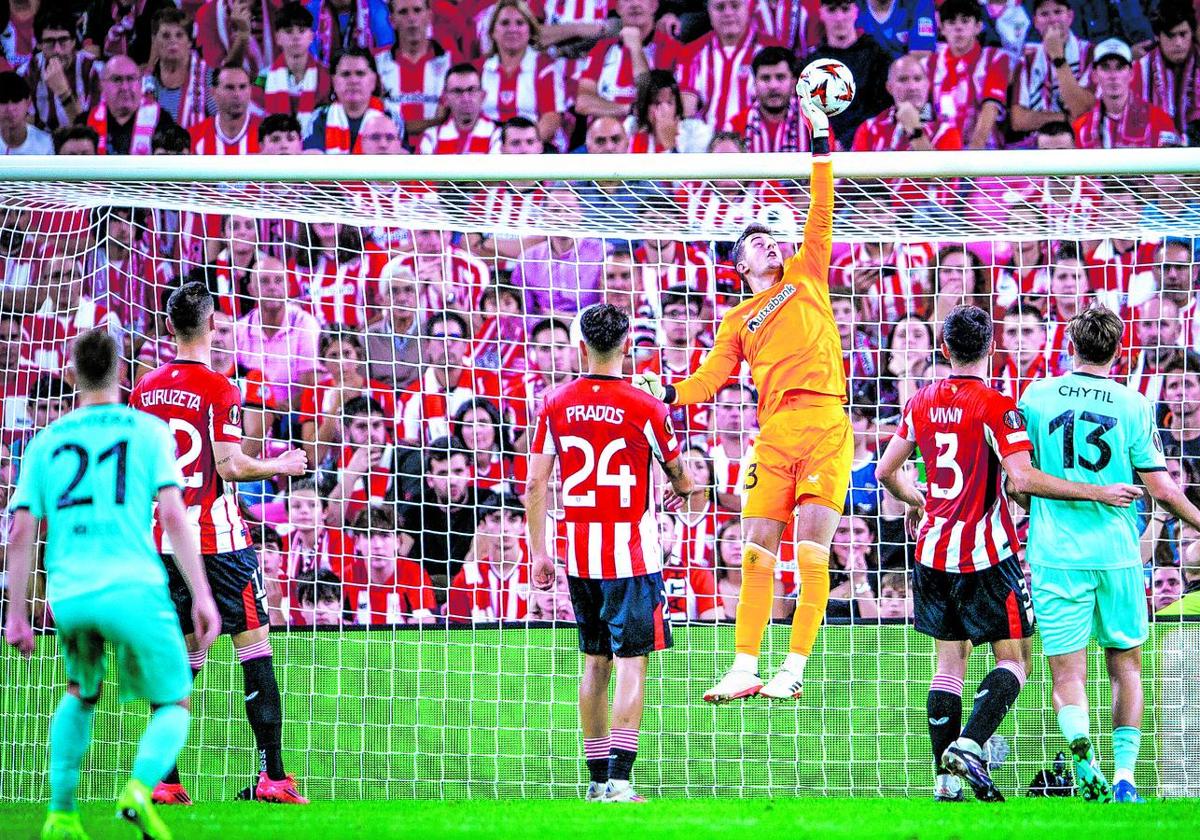 Agirrezabala despeja con apuros un balón a córner en el duelo ante el Slavia de Praga.