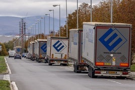 Camiones aparcados en la zona de Lermandabide.