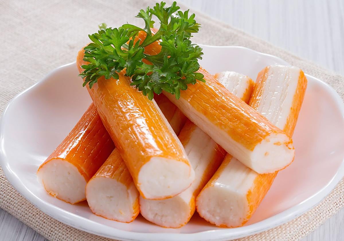 Expertos de la OCU explican por qué no hay que abusar de los palitos de cangrejo