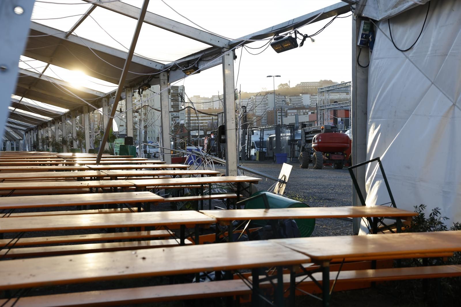El fuerte viento derribó varios elementos en el recinto de Barakaldo.