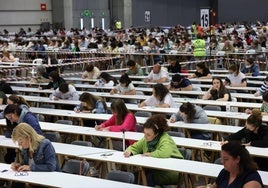 Decenas de personas realizan uno de los exámenes en una OPE de Osakidetza.