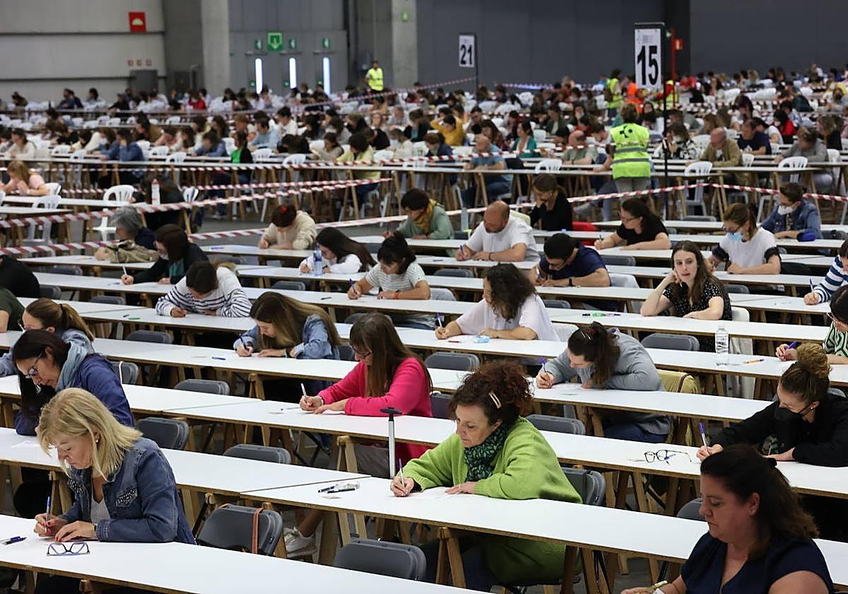 Decenas de personas realizan uno de los exámenes en una OPE de Osakidetza.