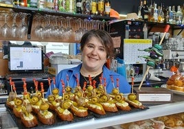 Eva Espinosa muestra las sabrosas gildas que le han otorgado el premio del concurso al mejor de estos pintxos en Trapagaran.