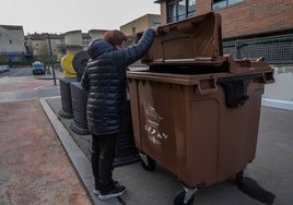 Los nuevos contenedores de basura orgánica se han repartido ya por Salvatierra.