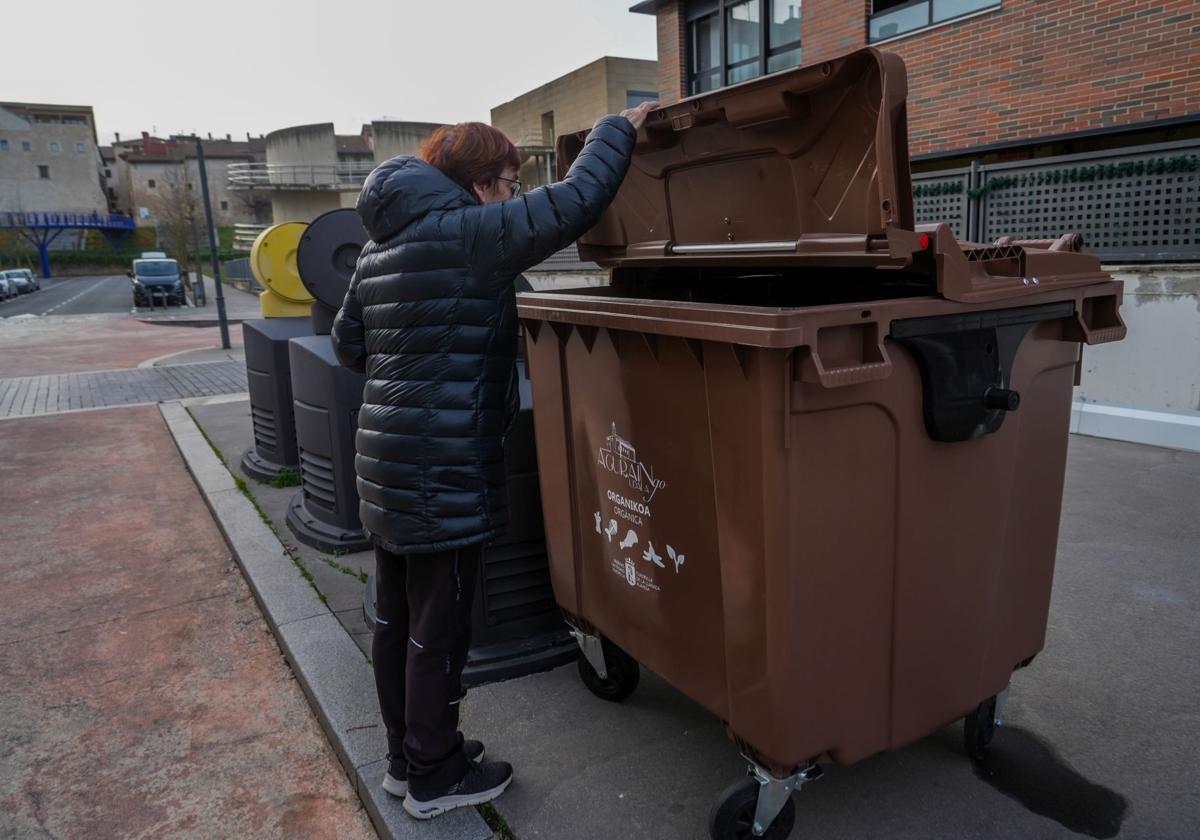 Los nuevos contenedores de basura orgánica se han repartido ya por Salvatierra.