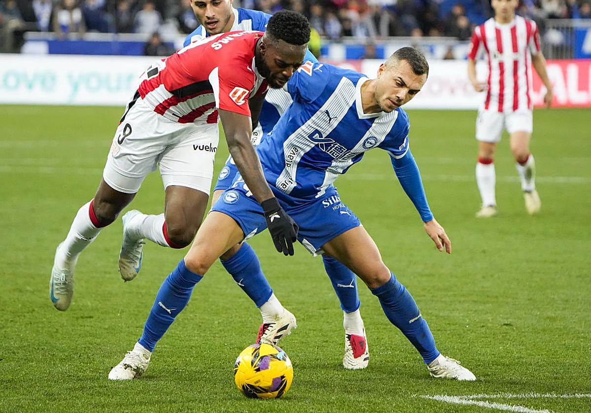 Joan Jordán protege el balón en el partido contra el Athletic.