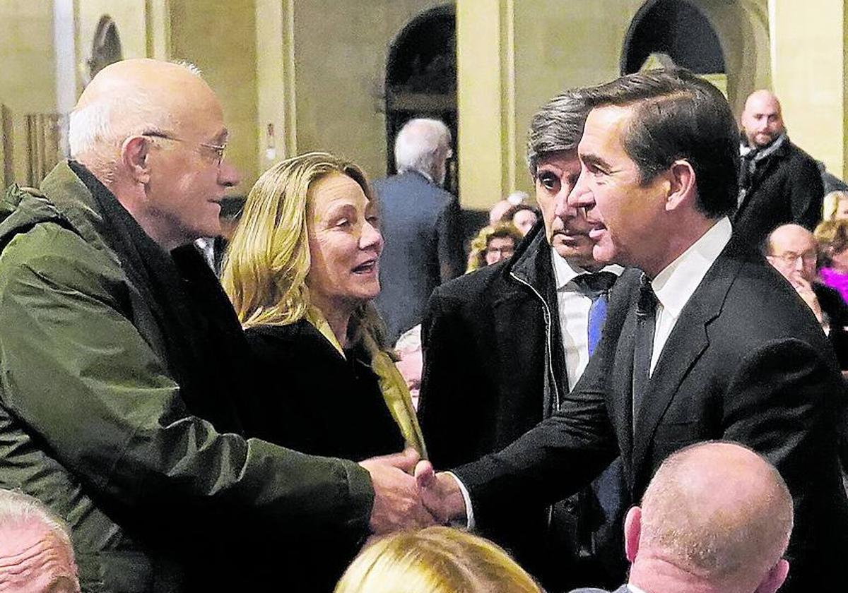 Oliu, presidente de Sabadell, y Torres, de BBVA, se saludan en el funeral de Javier Echenique.