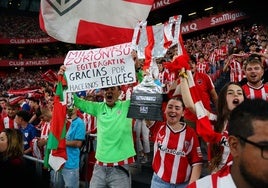 Hinchas del Athletic en San Mamés en el primer partido tras ganar la última Copa.