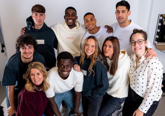 Lilu y Cristina con los modelos participantes en la sesión de fotos, entre ellos Jesús Owono, portero del Deportivo Alavés.