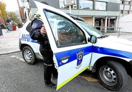 Un policía municipal de Etxebarri accede al coche patrulla en una imagen captada esta semana.