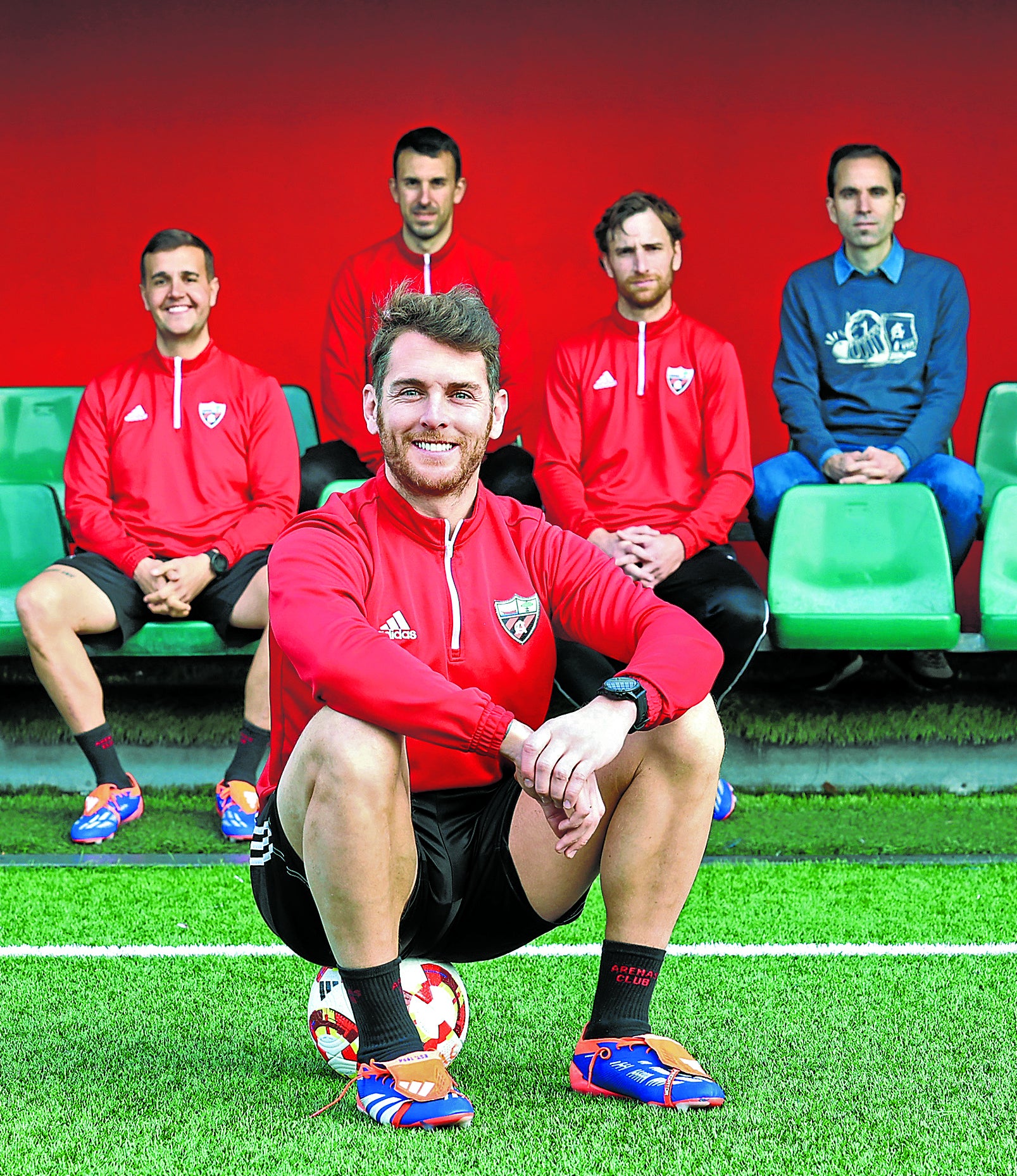 Ibai Gómez posa en Gobela junto a sus entrenadores asistentes, Iñigo Larriketa, David Vinatea y Fernando Amorebieta, y el delegado Borja Alonso, de izquierda a derecha.