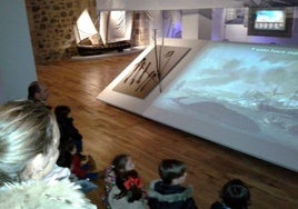 Un grupo de niños participa en una visita guiada al Museo del Pescador de Bermeo.