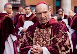 Ralph Fiennes, en una escena de la película 'Cónclave'.