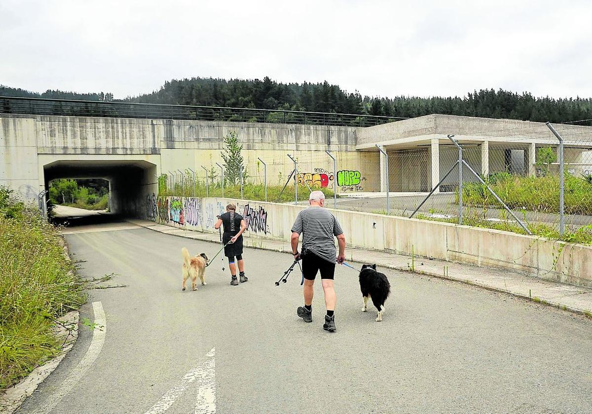 La estación de Ezkio-Itsaso lleva diez años construida, aunque aún no está claro que vaya a recibir trenes algún día.