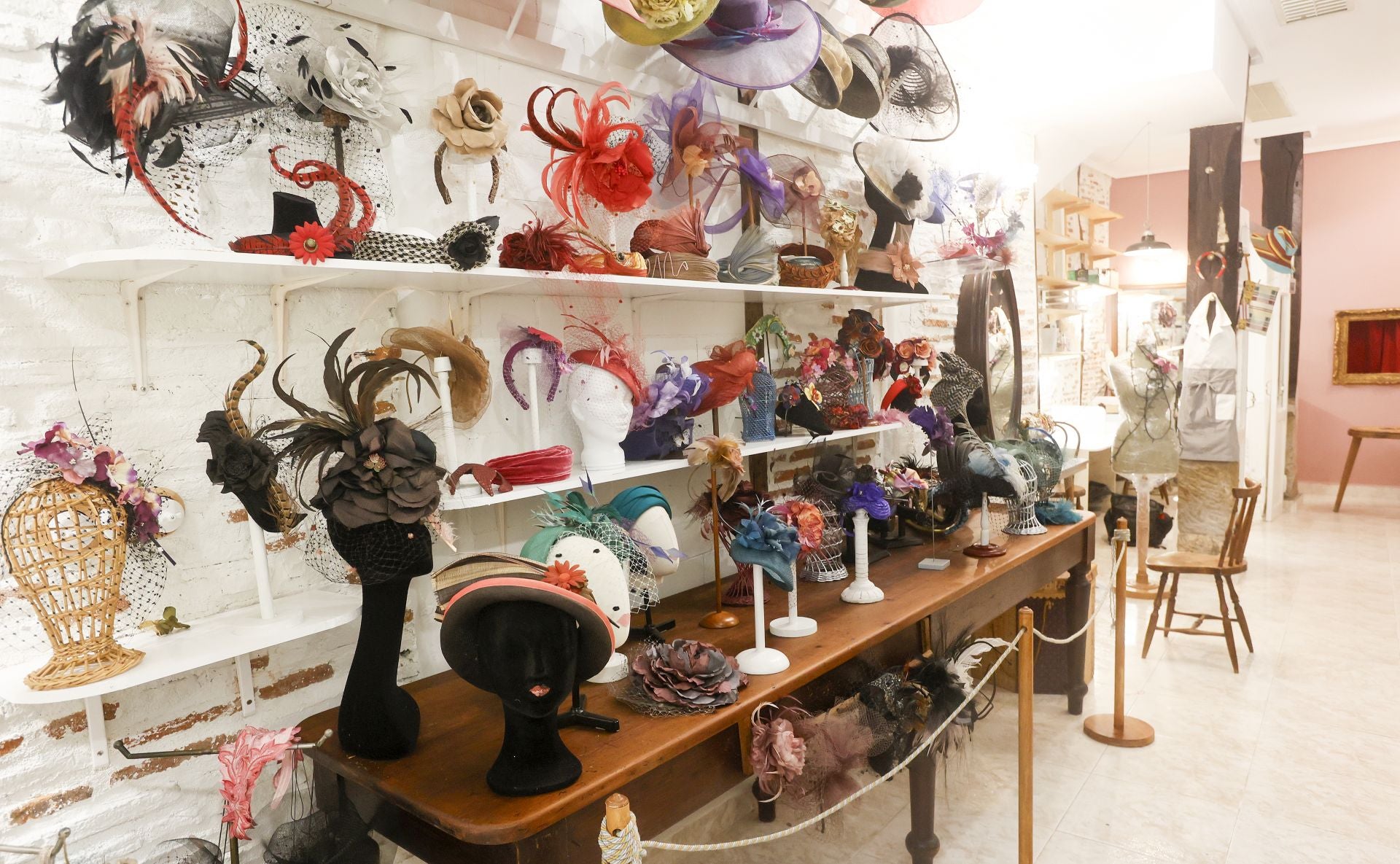 La sombrerera Almudena Aguirre abre una tienda en Bilbao con sombreros, bolsos, broches... que no verás en ningún otro sitio