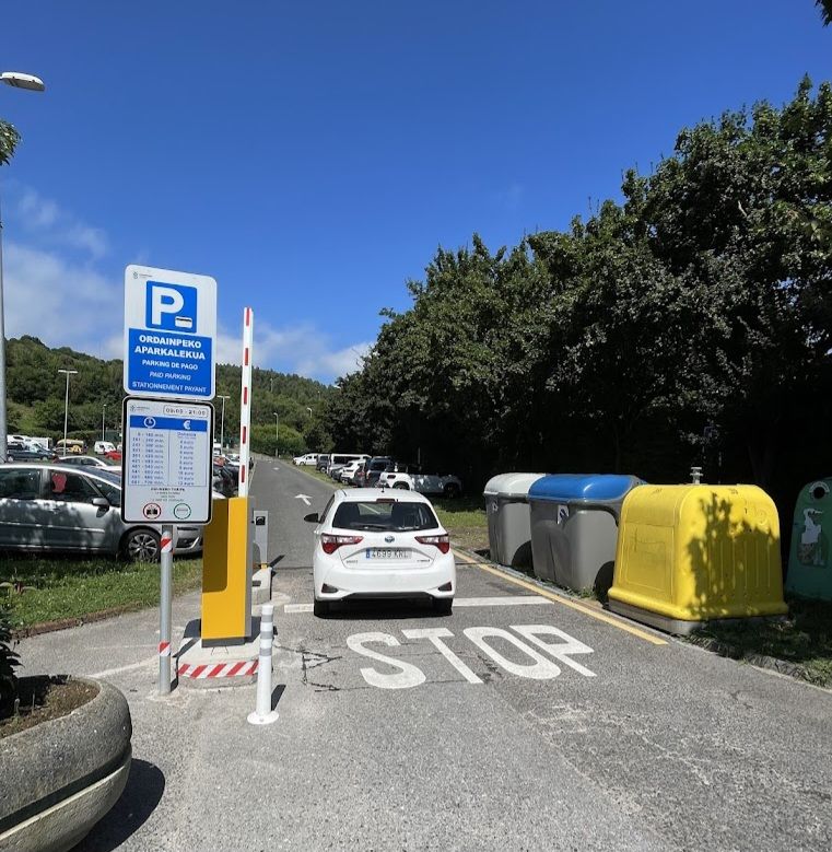 Un turismo accede a uno de los parkings disuasorios de Lekeitio.