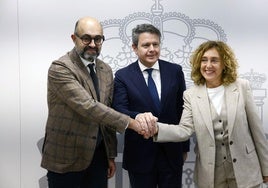 Momento de la firma en la que han participado el secretario de Estado de Transportes, José Antonio Santano, la consejera de Movilidad Sostenible, Susana García Chueca, y el presidente de Adif, Pedro Marco.