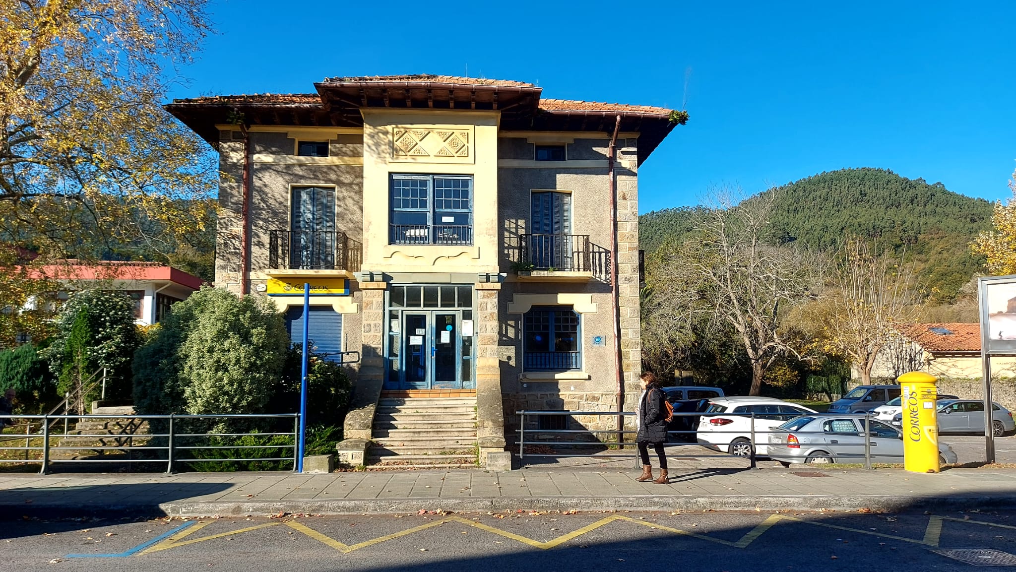 Imagen de la fachada exterior del edificio municipal de Villa María, en Bakio.