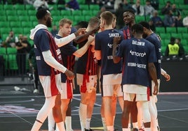 Los jugadores del Baskonia, antes de disputar el partido contra el Panathinaikos.