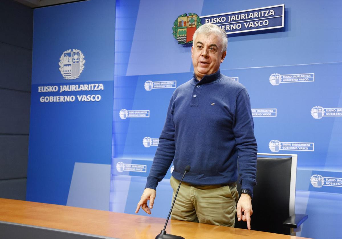 Benito Aguirre, director del Centro Penitenciario de Álava, en la rueda de prensa de este viernes.