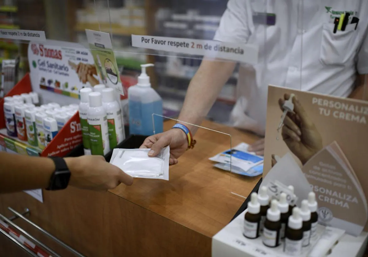 Un farmacéutico recibe la queja de una madre por vender condones a su hija menor de edad