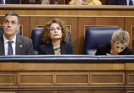 El presidente del Gobierno, Pedro Sánchez; la vicepresidenta primera y ministra de Hacienda, María Jesús Montero y la vicepresidenta segunda y ministra de Trabajo, Yolanda Díaz, en el Congreso.