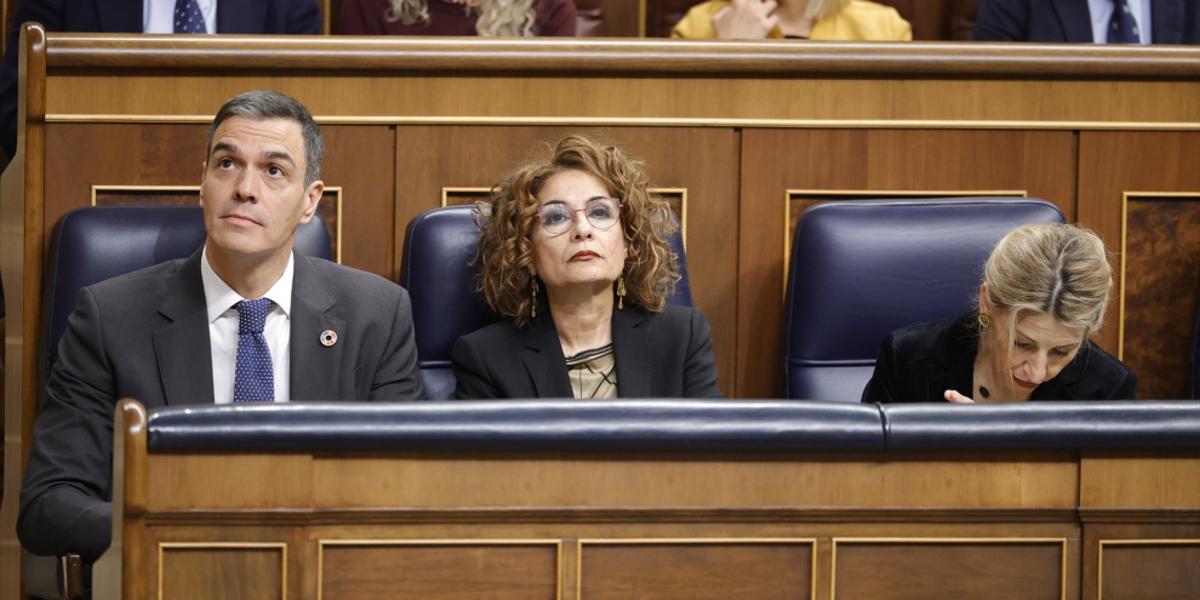 El presidente del Gobierno, Pedro Sánchez; la vicepresidenta primera y ministra de Hacienda, María Jesús Montero y la vicepresidenta segunda y ministra de Trabajo, Yolanda Díaz, en el Congreso.