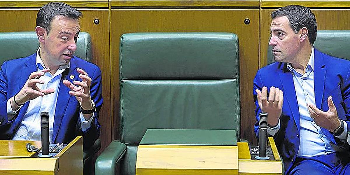 El vicelehendakari Torres y el lehendakari Pradales, ayer en el pleno.