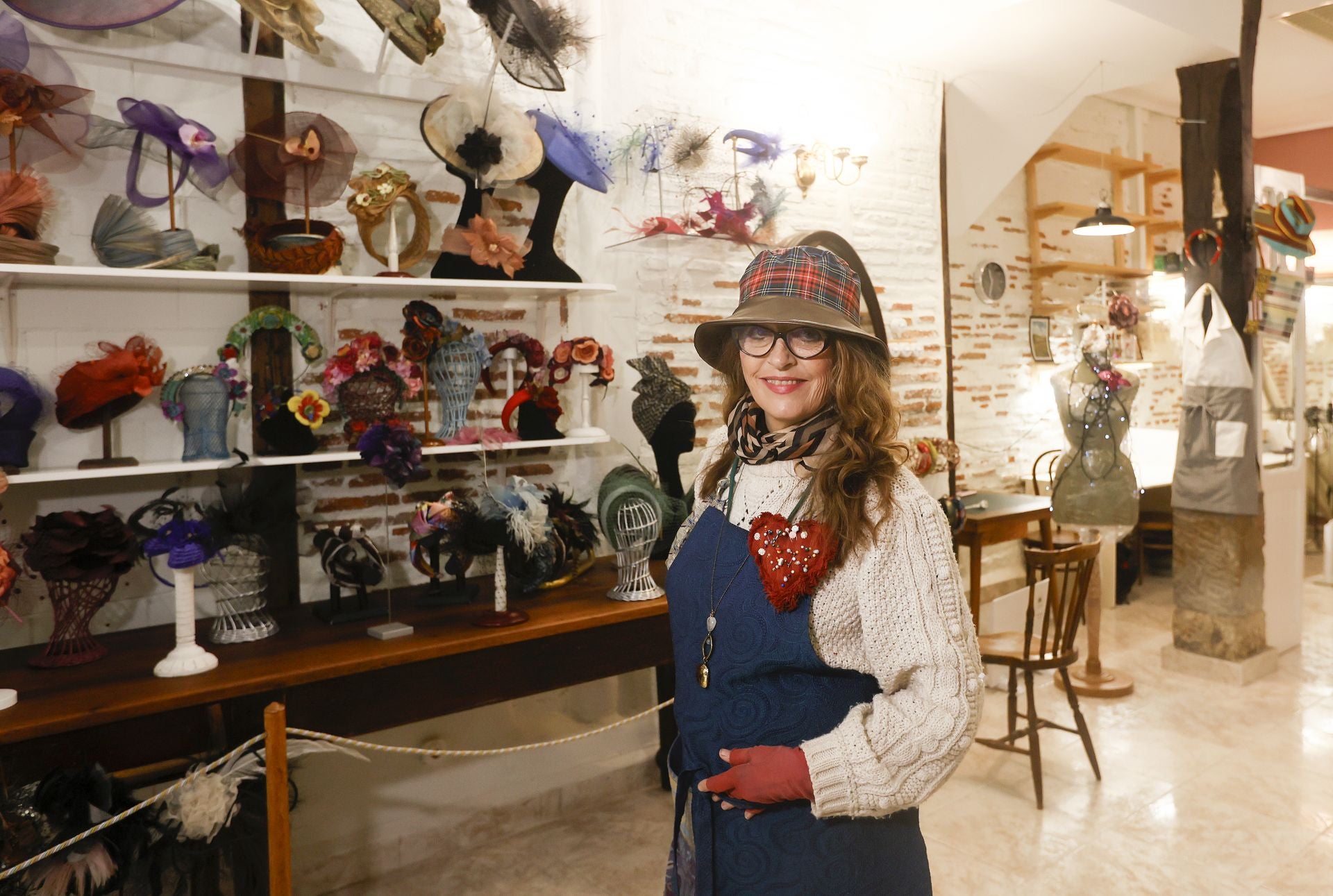 La sombrerera Almudena Aguirre abre una tienda en Bilbao con sombreros, bolsos, broches... que no verás en ningún otro sitio